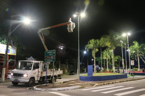 Áreas públicas têm iluminação reduzida para diminuir circulação noturna