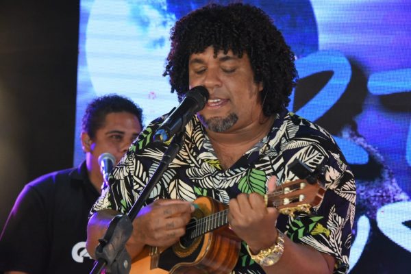 Rafael Caçula canta clássicos do samba na noite dos 206 anos de Maricá
