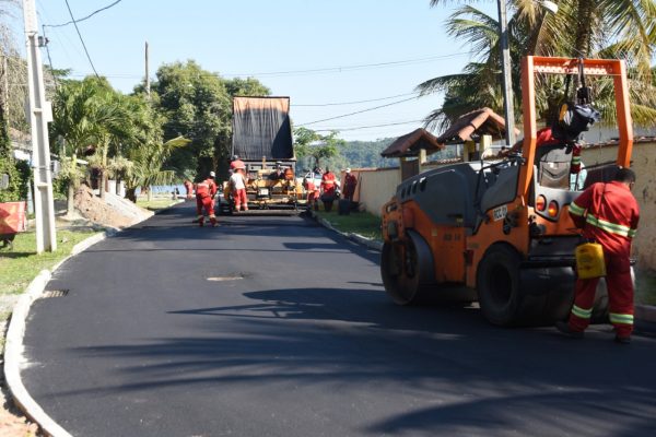 Pavimentação em ruas de Jacaroá e Piquete