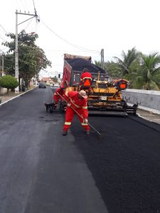 Prefeitura asfalta avenida em Jacaroá
