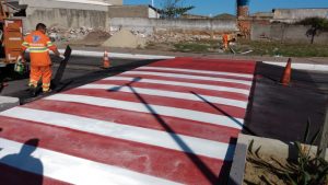 Prefeitura instala redutor de velocidade em Guaratiba