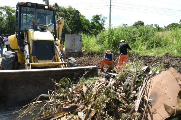 Operação retira depósito de lixo irregular em Ubatiba