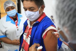 Covid: cerca de 500 agentes de saúde são vacinados