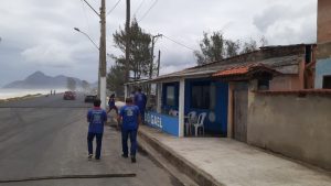 Prefeitura desmonta estruturas irregulares na orla de Itaipuaçu