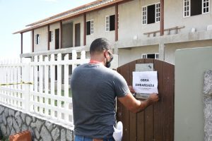 Secretaria de Urbanismo lacra obra irregular em Cordeirinho