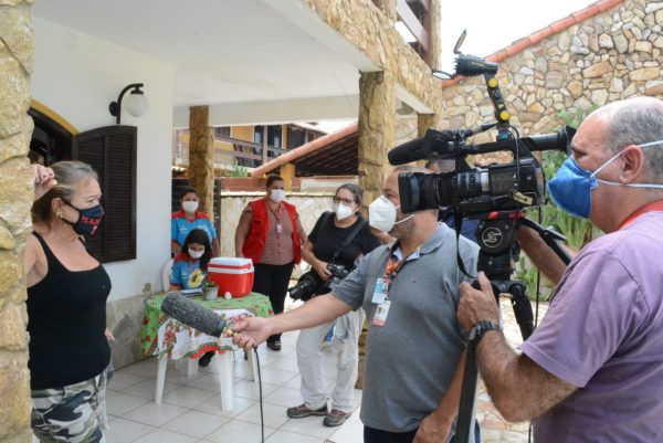 Agência internacional acompanha a vacinação de idosos em Maricá 