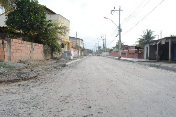 Prefeitura realiza asfaltamento com interdições na Estrada Velha de Maricá
