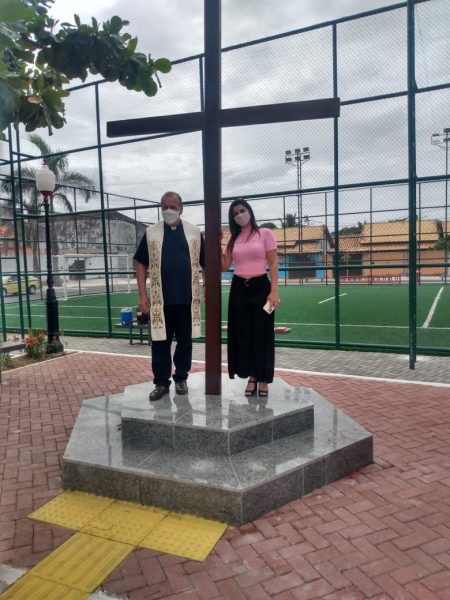 Prefeitura recoloca cruz no campo de futebol do Jardim Atlântico