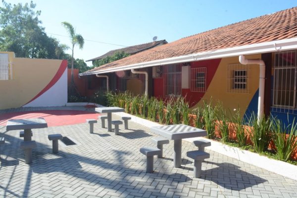 Prefeitura entrega quadra poliesportiva da escola Alcione Soares Rangel