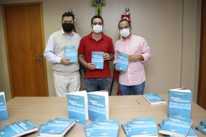 Prefeitura lança livro com diversos estudos científicos de Maricá