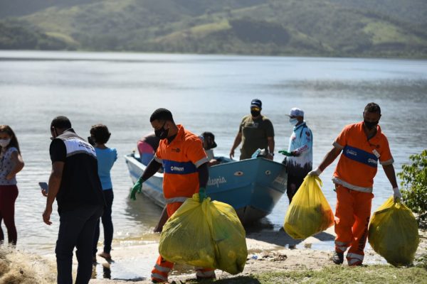 Lagoa de Guarapina tem ação de coleta de resíduos