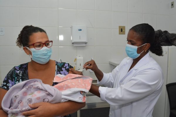 Lactantes começam a receber vacinação em Maricá