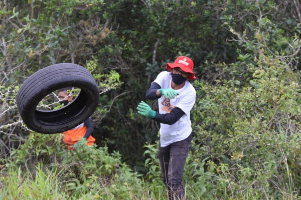 Nova ação do Maricá Preserva retira pneus descartados na APA da Restinga