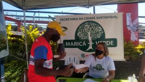 Maricá+Verde distribui mudas e recolhe agasalhos na Praça de Itapeba