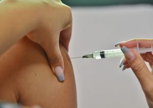 Prefeitura vacina profissionais da rede privada de Saúde com dose de reforço