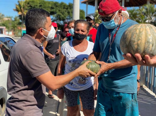 Espraiado e Ponta Negra recebem abóboras colhidas na fazenda pública