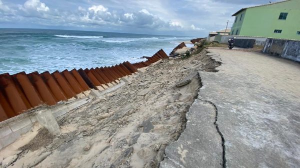 Estacas-prancha danificadas pela ressaca em Cordeirinho serão restauradas