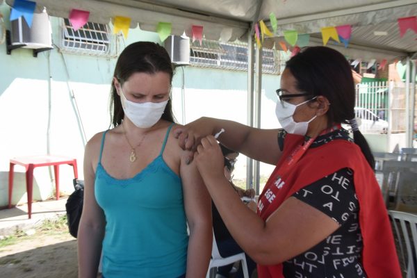 Maricá vacina maiores de 28 anos contra a Covid-19