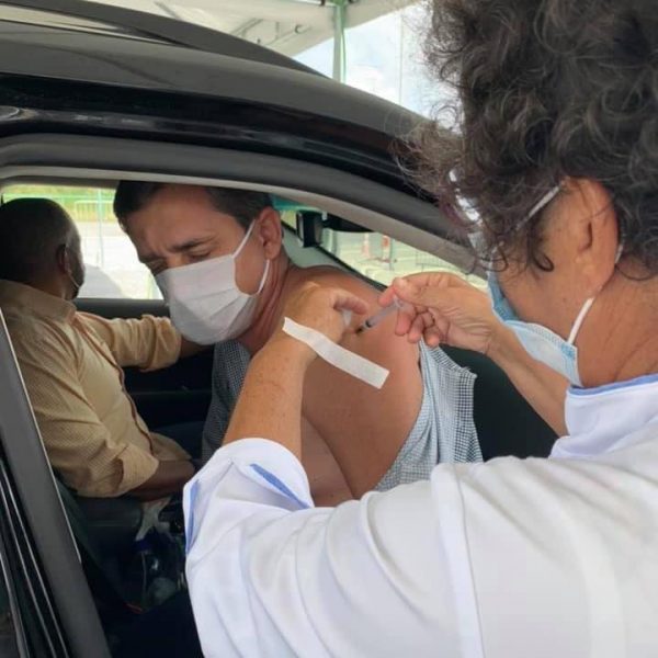 Prefeito Fabiano Horta recebe a segunda dose da vacina contra a Covid-19