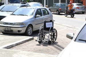 Campanha educativa para uso de estacionamento rotativo chega a Itaipuaçu