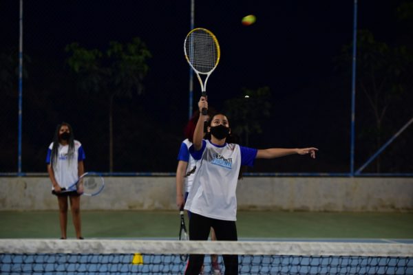 Prefeitura oferece aulas gratuitas de tênis para moradores no Complexo Esportivo do Caxito