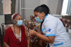 Prefeitura vacina idosos de 94 anos ou mais com dose de reforço