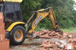 Reintegra Maricá realiza demolições em área de proteção ambiental de Itaipuaçu