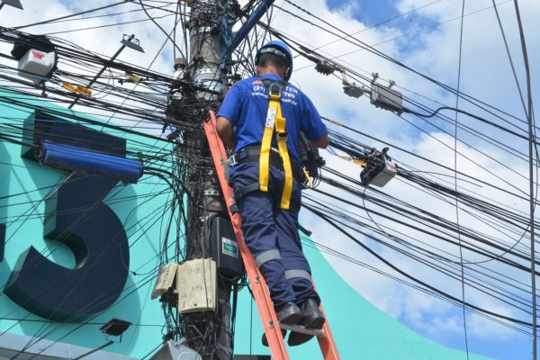 Prefeitura de Maricá realiza reordenamento de fios em postes do Centro
