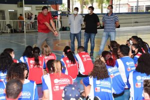 Prefeitura promove encontro de atleta do vôlei com alunos de projeto municipal