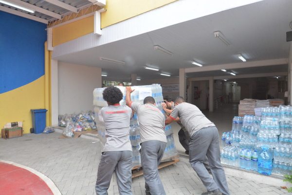 Prefeitura recebe mais de três toneladas de alimentos de rede de supermercado para vítimas da Bahia