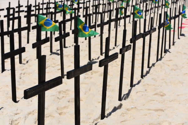 Prefeitura realiza ato ecumênico com 600 cruzes em homenagem às vítimas da Covid-19