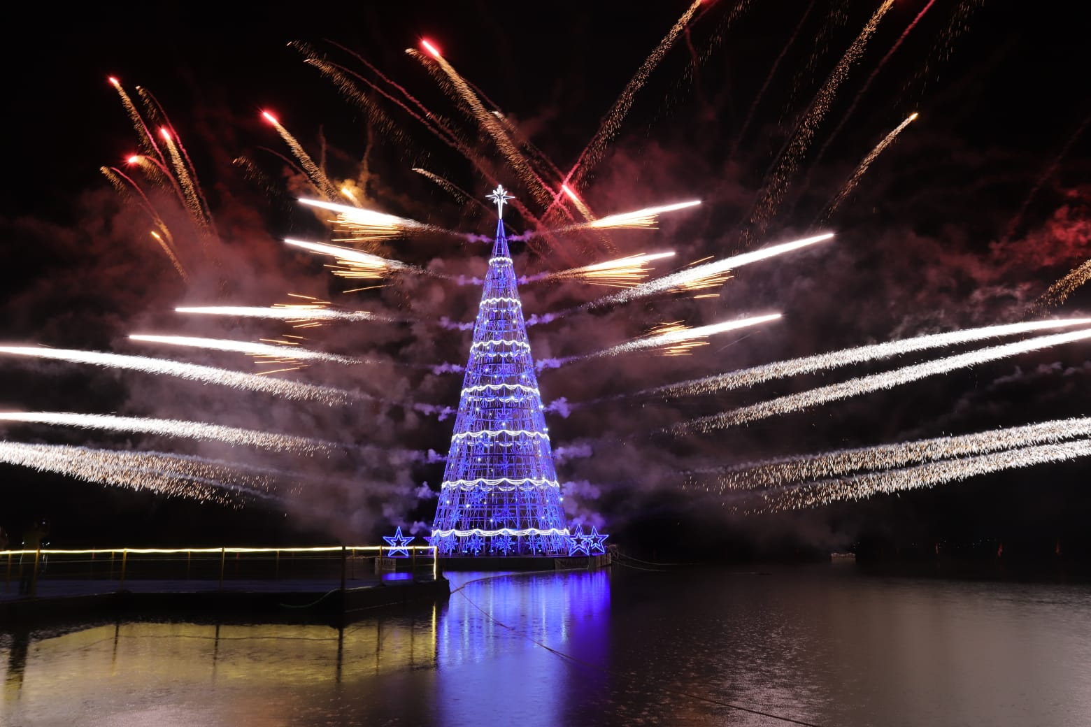 Árvore de Natal flutuante ilumina a Lagoa de Araçatiba | Prefeitura de  Maricá