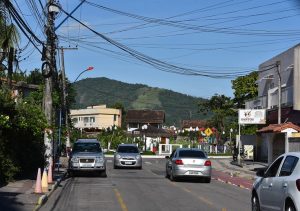 Prefeitura inicia reordenamento de fios em postes de Maricá