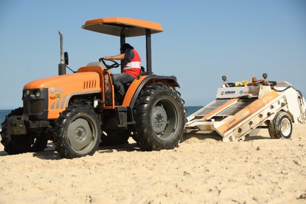 Prefeitura faz a limpeza da faixa de areia de Ponta Negra à Barra de Maricá