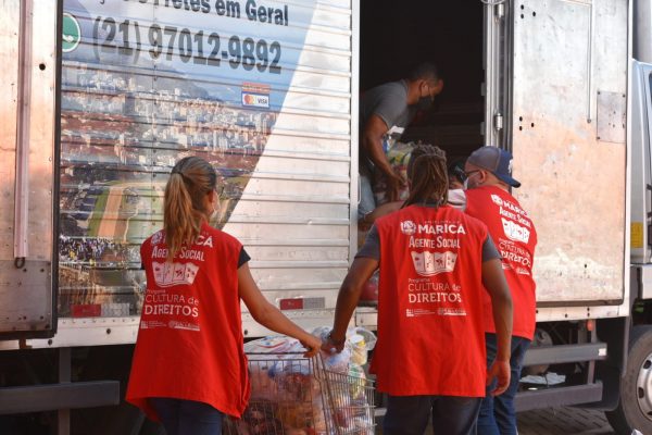 Maricá envia alimentos doados pela população às vítimas de Petrópolis