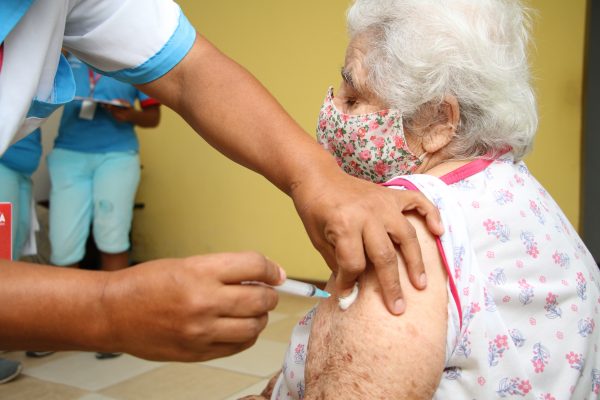 Maricá inicia aplicação da segunda dose de reforço em idosos com 80 anos ou mais