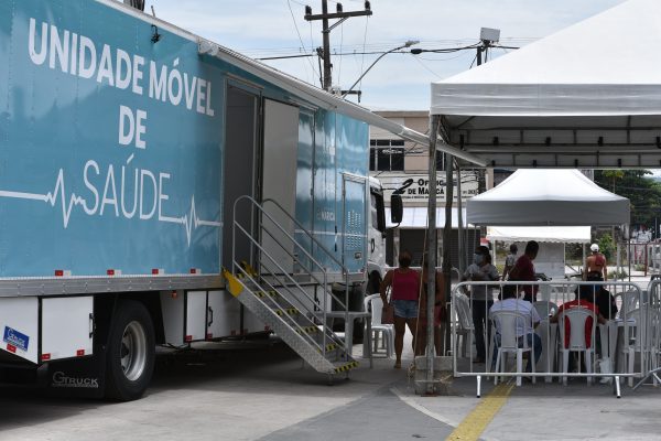 Unidade Móvel de Saúde vacina contra a Covid-19 no estacionamento do shopping Boulevard Maricá
