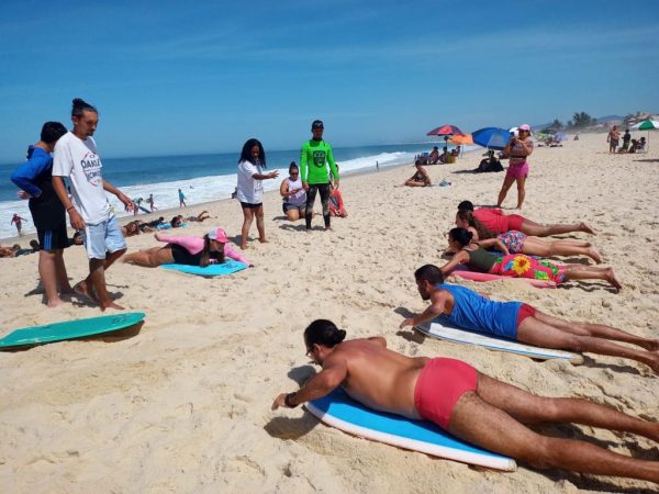 Prefeitura abre inscrições para surdos no projeto Surf Inclusivo