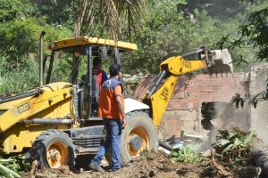 Prefeitura demole três casas construídas em área de risco em Araçatiba