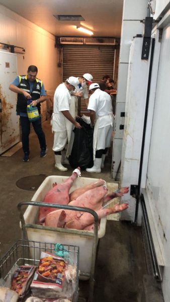 Defesa do Consumidor de Maricá fiscaliza supermercado e descarta alimentos vencidos em Inoã