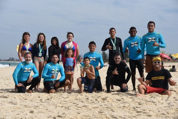 Oficinas de surfe são oferecidas para 150 crianças e adolescentes na Praia de Ponta Negra