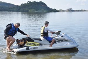Guardas municipais têm aula prática para pilotar moto aquática